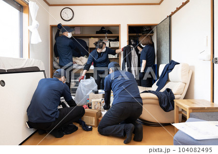 部屋の片付けをする5人の作業員 104082495
