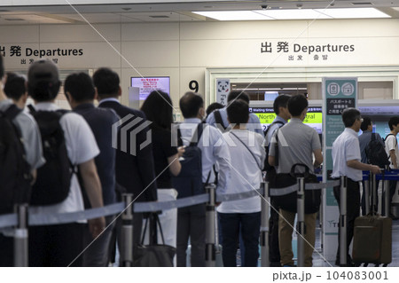 空港の出発カンターに並ぶ人達の風景 104083001