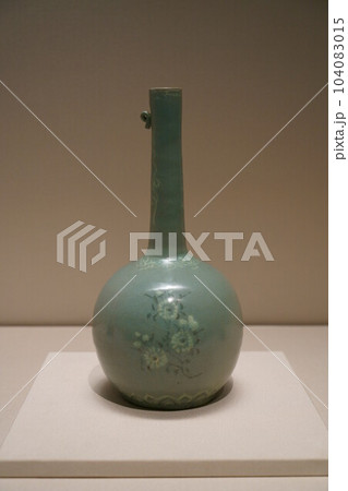 4688 青磁象嵌菊花文長頸瓶 4688 青磁象嵌菊花文長頸瓶 104083015
