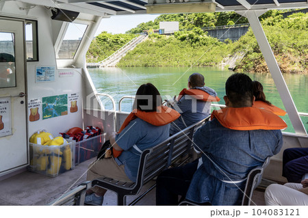 宮ヶ瀬ダム湖　遊覧船ミーヤの船内 104083121