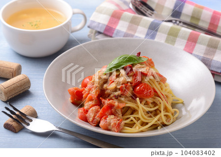 ツナとミニトマトのパスタ ツナとミニトマトのパスタ 104083402