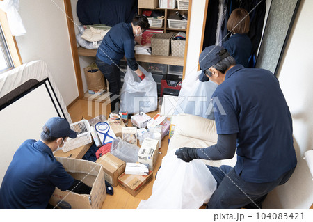 押入れの片付けをする4人の作業員 104083421