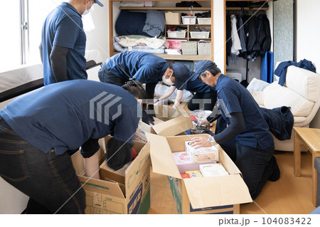 部屋の片付けをする5人の作業員 部屋の片付けをする5人の作業員 104083422