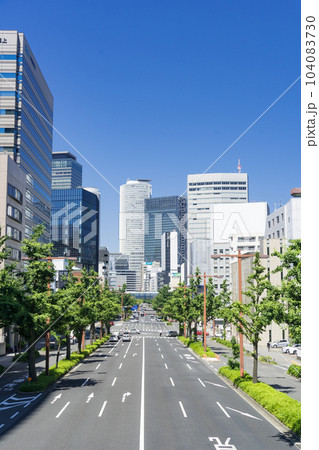 名古屋中区 都市風景 桜通の銀杏並木と名古屋駅ビル群 ニュータス 丸の内歩道橋から 名古屋中区 都市風景 桜通の銀杏並木と名古屋駅ビル群 ニュータス 丸の内歩道橋から 104083730