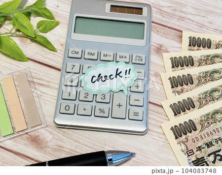 電卓とお金「check」 104083748