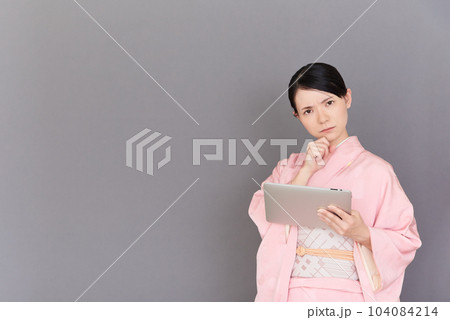 タブレットを操作する着物を着た女性 104084214