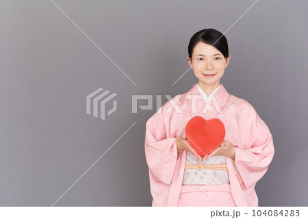ハートマークをもつ着物を着た女性 ハートマークをもつ着物を着た女性 104084283