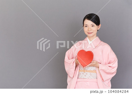 ハートマークをもつ着物を着た女性 104084284