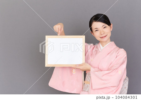 ホワイトボードを持つ着物を着た女性 ホワイトボードを持つ着物を着た女性 104084301