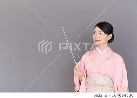 指し棒を持つ着物を着た女性 指し棒を持つ着物を着た女性 104084330