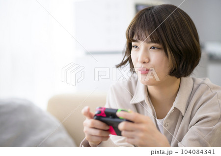 テレビゲームをする若い女性 テレビゲームをする若い女性 104084341