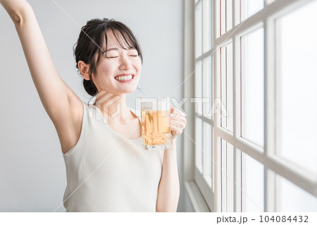 家でビールを昼飲みするアジア人女性(ビールジョッキ) 家でビールを昼飲みするアジア人女性(ビールジョッキ) 104084432