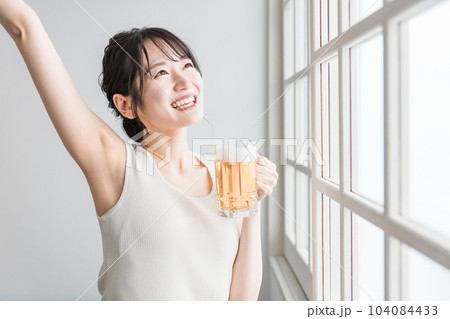 家でビールを昼飲みするアジア人女性(ビールジョッキ) 家でビールを昼飲みするアジア人女性(ビールジョッキ) 104084433