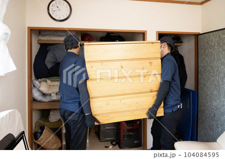 タンスを移動する2人の作業員 104084595