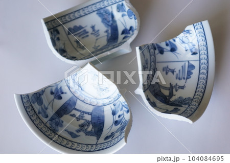 割れた陶器(※骨董品ではありません) 割れた陶器(※骨董品ではありません) 104084695