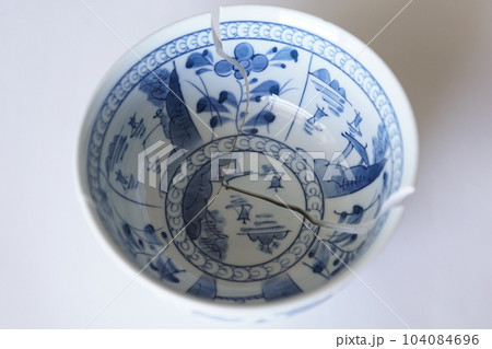 割れた陶器(※骨董品ではありません) 割れた陶器(※骨董品ではありません) 104084696