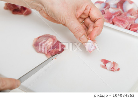 【焼き鳥砂肝の下処理をする主婦 包丁有】 【焼き鳥砂肝の下処理をする主婦 包丁有】 104084862