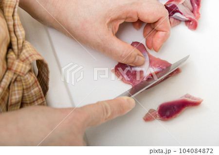 【焼き鳥砂肝の下処理をする主婦 包丁有】 【焼き鳥砂肝の下処理をする主婦 包丁有】 104084872