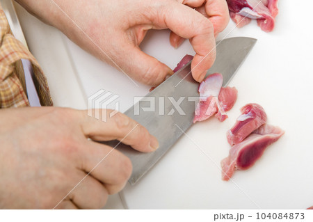 【焼き鳥砂肝の下処理をする主婦 包丁有】 【焼き鳥砂肝の下処理をする主婦 包丁有】 104084873