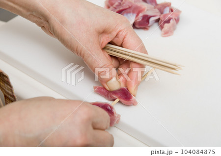 【焼き鳥砂肝の串打ちをする主婦】 【焼き鳥砂肝の串打ちをする主婦】 104084875