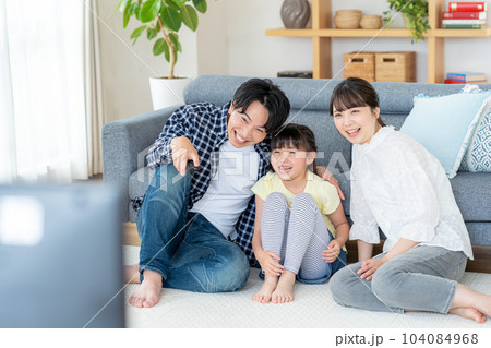 テレビを見る家族 テレビを見る家族 104084968
