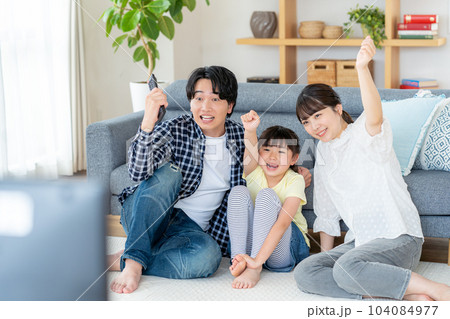 テレビを見る家族 テレビを見る家族 104084977