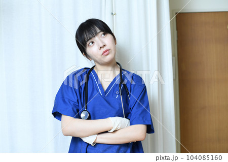考え中の医療従事者の女性 考え中の医療従事者の女性 104085160
