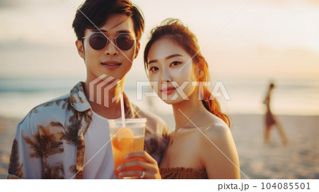 南国のビーチでカクテルを飲む男女　AI生成画像　Couple with cocktail 104085501
