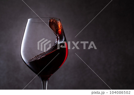 揺れる赤ワイン 104086502