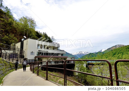 立山黒部アルペンルート 黒部ダムレストハウスの建物がある風景 富山県中新川郡立山 立山黒部アルペンルート 黒部ダムレストハウスの建物がある風景 富山県中新川郡立山 104086505