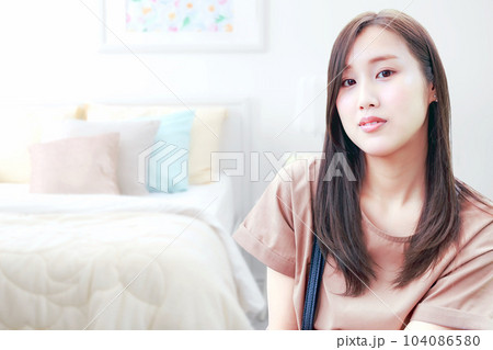 半袖姿の若い女性|室内 半袖姿の若い女性|室内 104086580