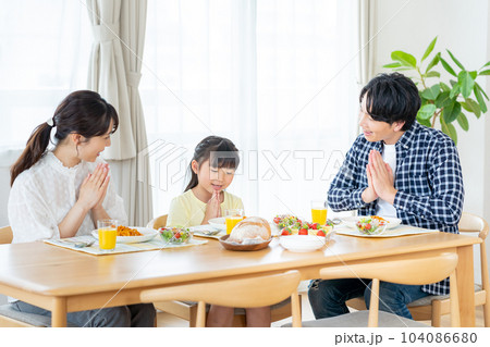 ダイニングで食事するファミリー 104086680