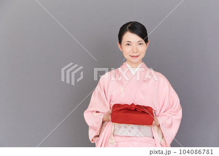 贈り物を持つ着物を着た女性 104086781