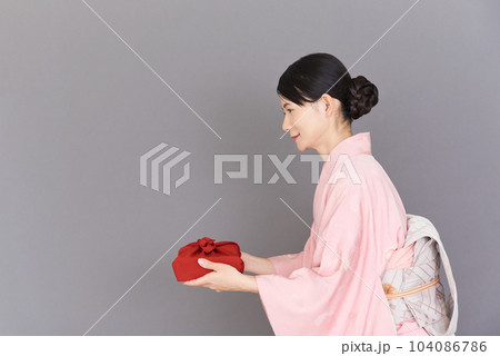 贈り物を持つ着物を着た女性 贈り物を持つ着物を着た女性 104086786