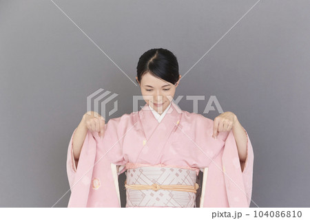 指で指し示す着物を着た女性 指で指し示す着物を着た女性 104086810