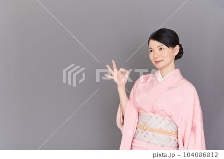 OKサインを出す着物を着た女性 104086812