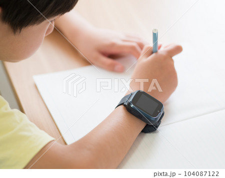 スマートウォッチを身につけて勉強している男の子 104087122