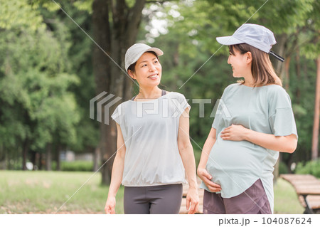 妊娠中に運動・ウォーキング・有酸素運動・散歩して話すプレママ・妊婦の女性・ママ友 104087624