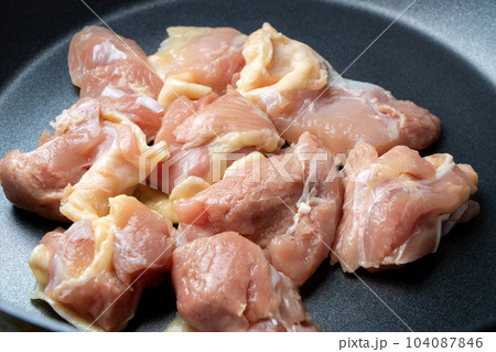 地鶏もも肉をフライパンで焼く調理シーン。 地鶏もも肉をフライパンで焼く調理シーン。 104087846