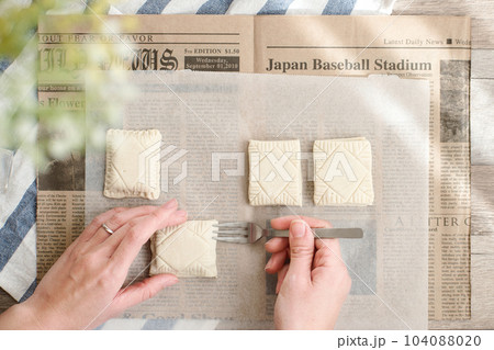 オシャレなキッチンでパイシートの口を閉じる手 オシャレなキッチンでパイシートの口を閉じる手 104088020