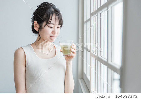 家でグリーンスムージーを飲む野菜嫌いなアジア人女性(飲めない・苦手・困る・悩む) 家でグリーンスムージーを飲む野菜嫌いなアジア人女性(飲めない・苦手・困る・悩む) 104088375