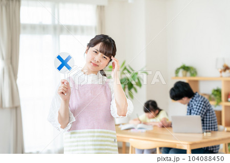 バツプレートを持つ主婦 104088450