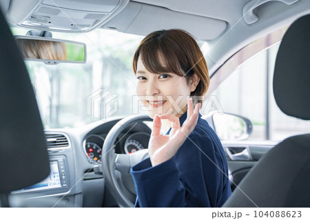 女性 運転 自動車 ポーズ 女性 運転 自動車 ポーズ 104088623
