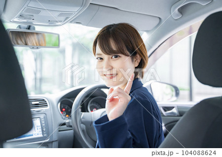 女性 運転 自動車 ポーズ 女性 運転 自動車 ポーズ 104088624