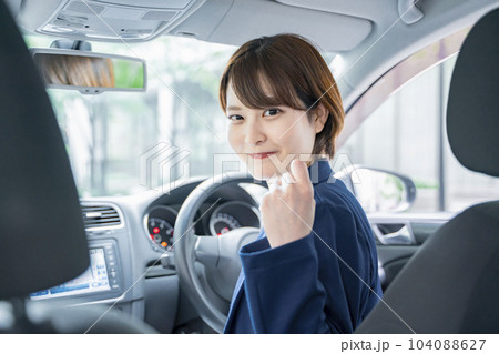 女性 運転 自動車 ポーズ 女性 運転 自動車 ポーズ 104088627