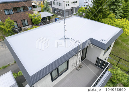 住宅リフォームの完成 張替えた後の屋根の様子を空撮 104088660
