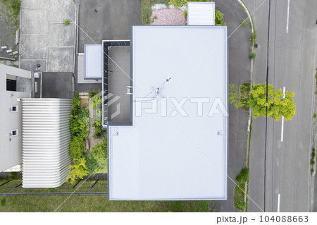 住宅リフォームの完成 張替えた後の屋根の様子を空撮 104088663
