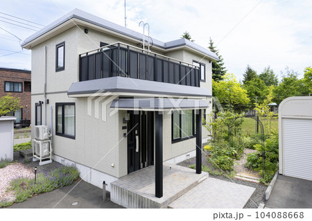 リフォームした後の住宅を空撮（住宅リフォームのビフォーアフター） 104088668