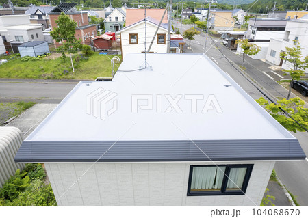 住宅リフォームの完成 張替えた後の屋根の様子を空撮 104088670