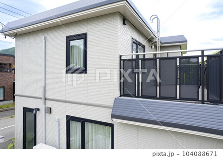 住宅リフォームの完成 外壁塗装した後の住宅の壁 104088671